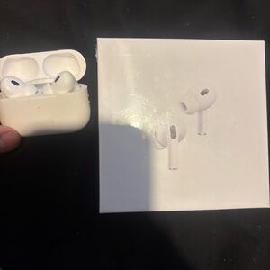Apple White Wireless Earbuds with Charging Case